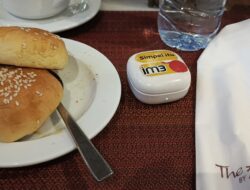 Mahasiswa UIN Alauddin Makassar Tunjukkan Kreasi Unik, Aksesoris Hingga Air Buds Dihiasi Stiker IM3