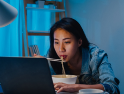 Mahasiswa Antusias Sambut Promo IM3: Beli Voucher Pulsa Dapat Ekstra Mie Instan