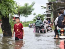Wali Kota Munafri Tinjau Lokasi Banjir di Biringkanaya, Cari Solusi Penanganan di Sungai Biring Je’ne