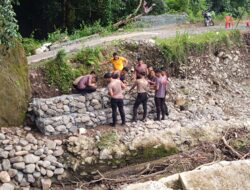 Brimob Polda Sulsel Bangun Jembatan Darurat di Kab. Barru, Bantu Akses Masyarakat