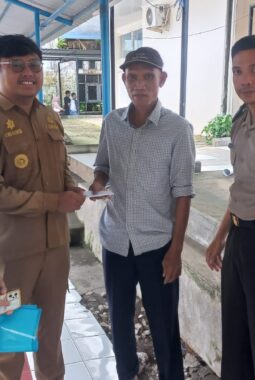 Uluran Tangan untuk Sesama, Bhabinkamtibmas Katangka Inisiasi Bantuan Warga Miskin Ekstrem