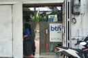 CAPTION : Nur Aini salah seorang warga Gowa sulsel mendatangi kantor BTN yang ada di jln Malobbasang Gowa untuk mencari mengurus KPR Rumah subsidi di BTN, Jumat (25/1/2026). Foto :Mad