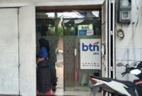 CAPTION : Nur Aini salah seorang warga Gowa sulsel mendatangi kantor BTN yang ada di jln Malobbasang Gowa untuk mencari mengurus KPR Rumah subsidi di BTN, Jumat (25/1/2026). Foto :Mad