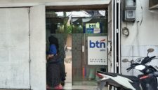 CAPTION : Nur Aini salah seorang warga Gowa sulsel mendatangi kantor BTN yang ada di jln Malobbasang Gowa untuk mencari mengurus KPR Rumah subsidi di BTN, Jumat (25/1/2026). Foto :Mad