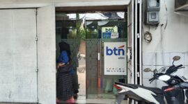 CAPTION : Nur Aini salah seorang warga Gowa sulsel mendatangi kantor BTN yang ada di jln Malobbasang Gowa untuk mencari mengurus KPR Rumah subsidi di BTN, Jumat (25/1/2026). Foto :Mad