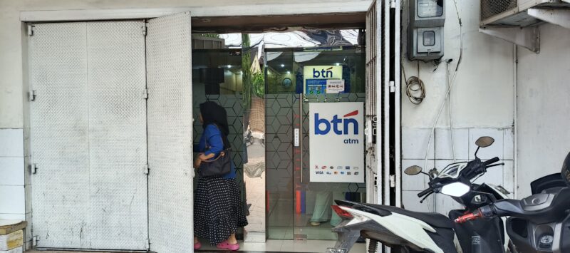 CAPTION : Nur Aini salah seorang warga Gowa sulsel mendatangi kantor BTN yang ada di jln Malobbasang Gowa untuk mencari mengurus KPR Rumah subsidi di BTN, Jumat (25/1/2026). Foto :Mad