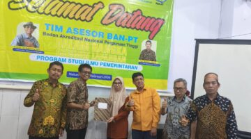 Asesor BAN PT Serahkan Berita Acara kepada Dekan dan Ka.Prodi.  Harapan Rektor UIT, Raih Akreditasi Baik Sekali.