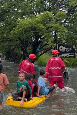 Curah Hujan Tinggi Picu Banjir, Perintis Presisi Polres Gowa Bergerak Cepat Lakukan Evakuasi