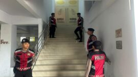 Personil polres gowa tampak berjaga di salahsatu gereja yang ada di gowa, Kamis (1/3/2026). Foto : Dok Humas 