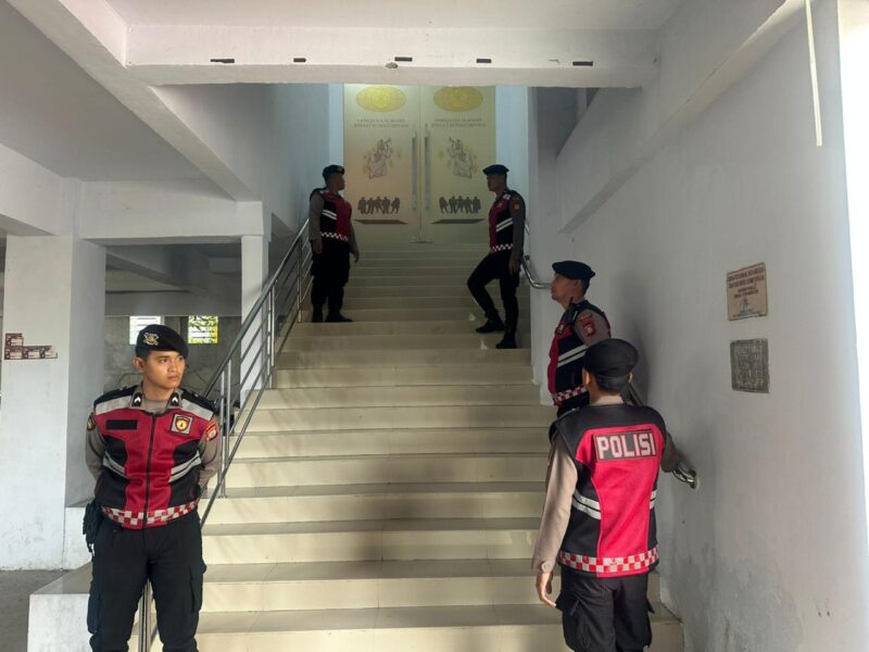 Personil polres gowa tampak berjaga di salahsatu gereja yang ada di gowa, Kamis (1/3/2026). Foto : Dok Humas 