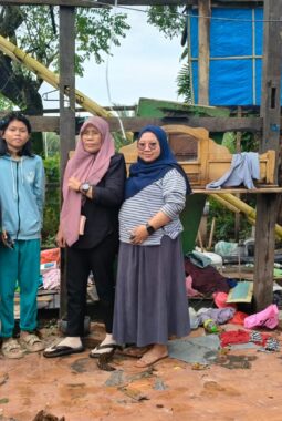 Tim Komunitas Sedekah Sembako Kunjungi Pasutri Hamid Dg. Limpo – Mardiana Dg. Kebo, Serahkan Paket Sembako