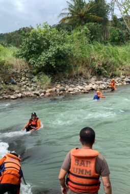 Lansia Terseret Arus, Tim SAR Lakukan Pencarian  Di Gowa