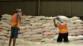 CAPTION : Aktivitas di pergudangan Bulog Makassar, pada Kamis (30/4). Foto : Ahmad