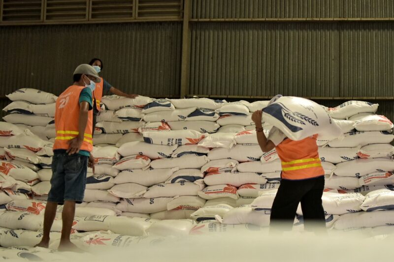 CAPTION : Aktivitas di pergudangan Bulog Makassar, pada Kamis (30/4). Foto : Ahmad