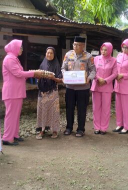 Bhayangkari Peduli Ranting Polsek Bajeng Menyapa Warga, Bagikan Paket Sembako