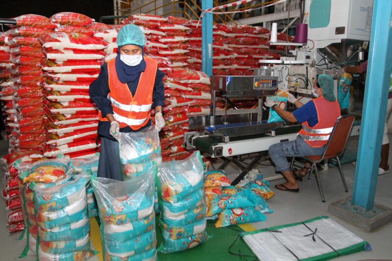 Caption : Para pekerja di Gudang Bulog Makassar melakukan pengepakan penimbangan gabah hasil petani Kamis (7/5). Foto : Mad 