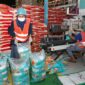 Caption : Para pekerja di Gudang Bulog Makassar melakukan pengepakan penimbangan gabah hasil petani Kamis (7/5). Foto : Mad 