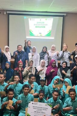 PT Pegadaian Kanwil VI Sulselbarra Maluku Salurkan Beasiswa untuk 20 Siswa Berprestasi dan Kurang Mampu di SMK Negeri 2 Maros