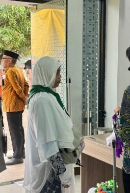 Personel Polres Gowa Amankan Pemberangkatan Jemaah Haji Kloter 41 Tahun 2026