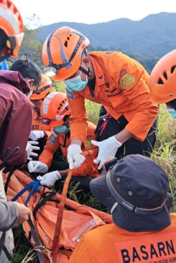 LIMA PENDAKI TERSAMBAR PETIR DI PUNCAK GUNUNG MONROLO MAROS, SATU ORANG MENINGGAL DUNIA