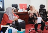CAPTION : Ketua Bawaslu Sulsel Mardiana Rusli (ka) saat berbincang dengan Ketua LPA Sulsel Dr.Fadiah Mahmud beberapa waktu lalu . Foto : ist 
