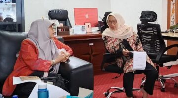 CAPTION : Ketua Bawaslu Sulsel Mardiana Rusli (ka) saat berbincang dengan Ketua LPA Sulsel Dr.Fadiah Mahmud beberapa waktu lalu . Foto : ist 