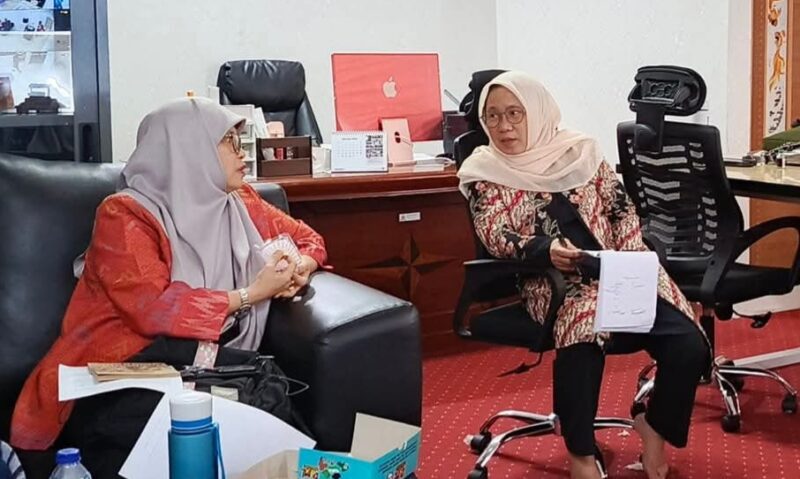 CAPTION : Ketua Bawaslu Sulsel Mardiana Rusli (ka) saat berbincang dengan Ketua LPA Sulsel Dr.Fadiah Mahmud beberapa waktu lalu . Foto : ist 