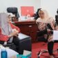 CAPTION : Ketua Bawaslu Sulsel Mardiana Rusli (ka) saat berbincang dengan Ketua LPA Sulsel Dr.Fadiah Mahmud beberapa waktu lalu . Foto : ist 
