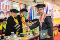 Caption : Suharli saat Wisuda dikampus UNM Makassar. Foto : ist