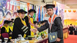 Caption : Suharli saat Wisuda dikampus UNM Makassar. Foto : ist