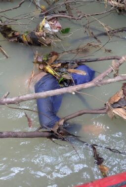 TIM SAR GABUNGAN TEMUKAN LANSIA YANG TERSERET ARUS DI SUNGAI DESA BULU TANAH BONE