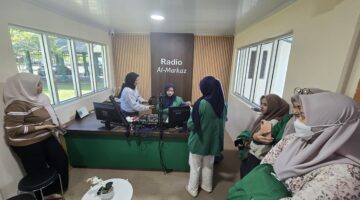 Mahasiswa Jurnalistik UIN Alauddin Belajar dan Praktik Siaran Radio di Raz FM Makassar