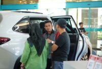 CAPTION : Seorang sales dari toyota menjelaskan fitur keselamatan premiun yang ada pada mobil toyota. Foto : Dok 