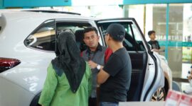 CAPTION : Seorang sales dari toyota menjelaskan fitur keselamatan premiun yang ada pada mobil toyota. Foto : Dok 
