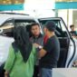 CAPTION : Seorang sales dari toyota menjelaskan fitur keselamatan premiun yang ada pada mobil toyota. Foto : Dok 
