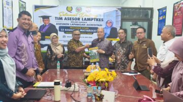 Asesor LAM PTKes Menyerahkan Berita Acara kepada Kaprodi M.Kes