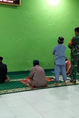 Bangun Kedekatan Religius, Babinsa Koramil 1409-05/Pallangga Safari Subuh Bersama Masyarakat Dusun Lambengi