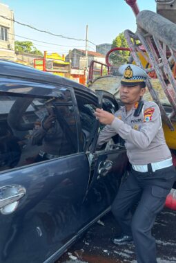 Kasat Lantas Polresta Gowa Sigap Tangani Kecelakaan Mobil Tabrak Truk Antrean BBM