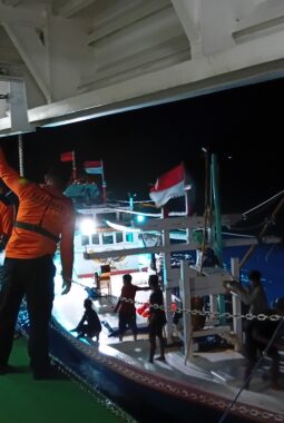 Lima Korban KM Nurul Salsa Ditemukan Selamat Berpegangan pada Rompong Nelayan, KN SAR Kamajaya Lakukan Penjemputan