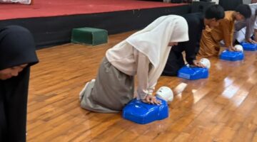 Perdana! Pelatihan Bantuan Hidup Dasar Boarding Athirah Baruga Hadirkan Dokter Spesialis Bedah Jantung dan Pembuluh Darah