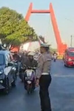 Perdana Bertugas, Kasat Lantas Polresta Gowa Turun Langsung Layani Pengguna Jalan di Jembatan Kembar