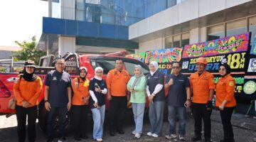Atraksi Menantang di HUT ke-18 UNIFA: Tim Rescuer Basarnas Aksi Rapelling Turunkan Spanduk Raksasa