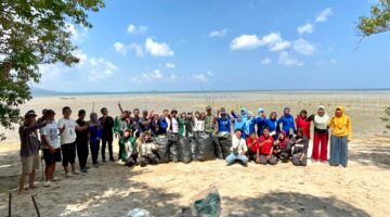KKN 79 UIN Alauddin Makassar Gelar Aksi Bersih Pantai dan Tanam 500-1.000 Mangrove di Laiyolo Baru