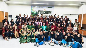FEB UIT Makassar Yudisiim 35 Mahasiswa, Rektor Dorong Lulusan Terus Berkarya dan Kampus Semakin Berkembang