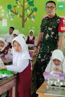 Sinergi Kawal Program Gizi, Babinsa Koramil Pallangga Dampingi Pendistribusian MBG