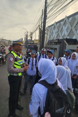 Bangun Kesadaran Sejak Dini, Satlantas Polresta Gowa Edukasi Pelajar soal Helm
