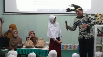Zahir Juana Ridwan Berbagi Tips Membuat Pantun di SD Negeri Borong Makassar