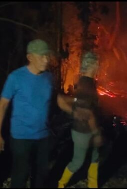 Bersama Masyarakat, Babinsa dan Manggala Agni Taklukkan Kobaran Api di Bontoparang Gowa