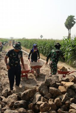 Kebut Akses Ekonomi Desa, Satgas TMMD Kodim 1409/Gowa Terus Meratakan Jalan Tani