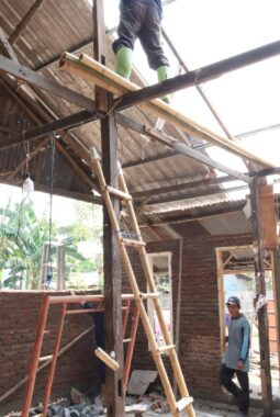 Aksi Nyata Bagi Masyarakat, Pengerjaan Rumah Tidak Layak Huni di Desa Kalebarembeng Kian Masif
